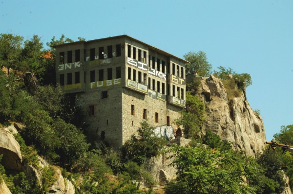 Слизаме към стария град.