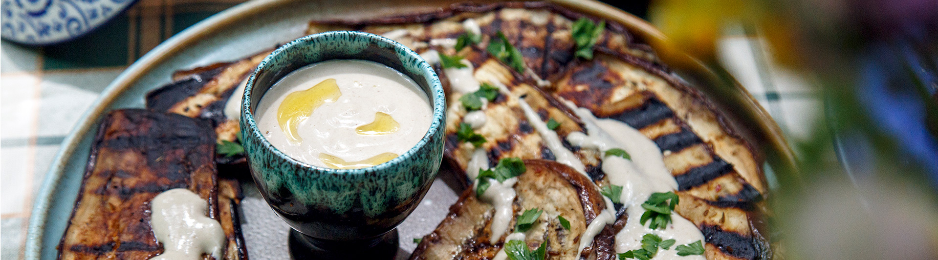 Roasted eggplants with tahini yoghurt sauce - Harmonica